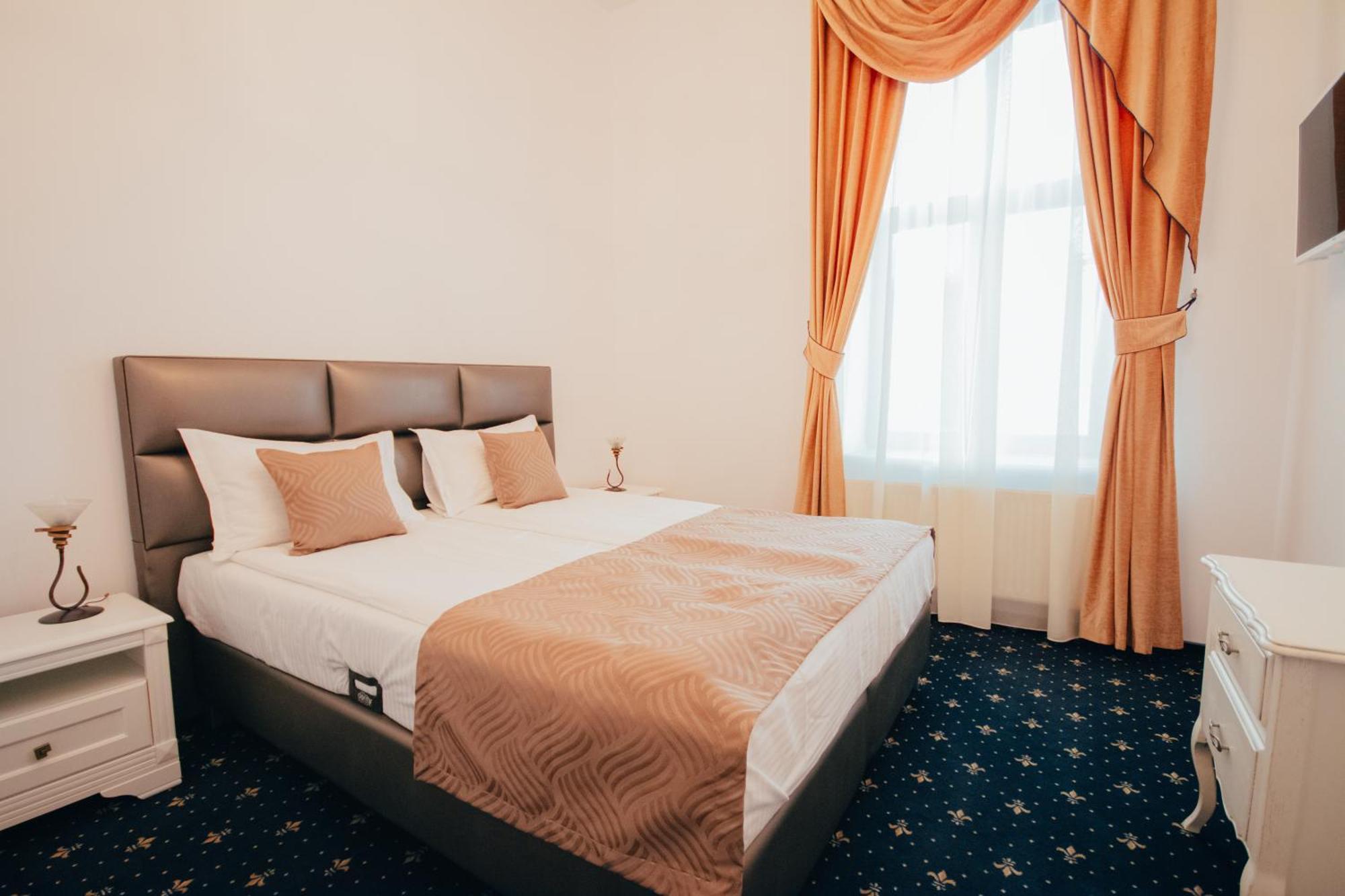 Hotel Carol - Vatra Dornei Buitenkant foto