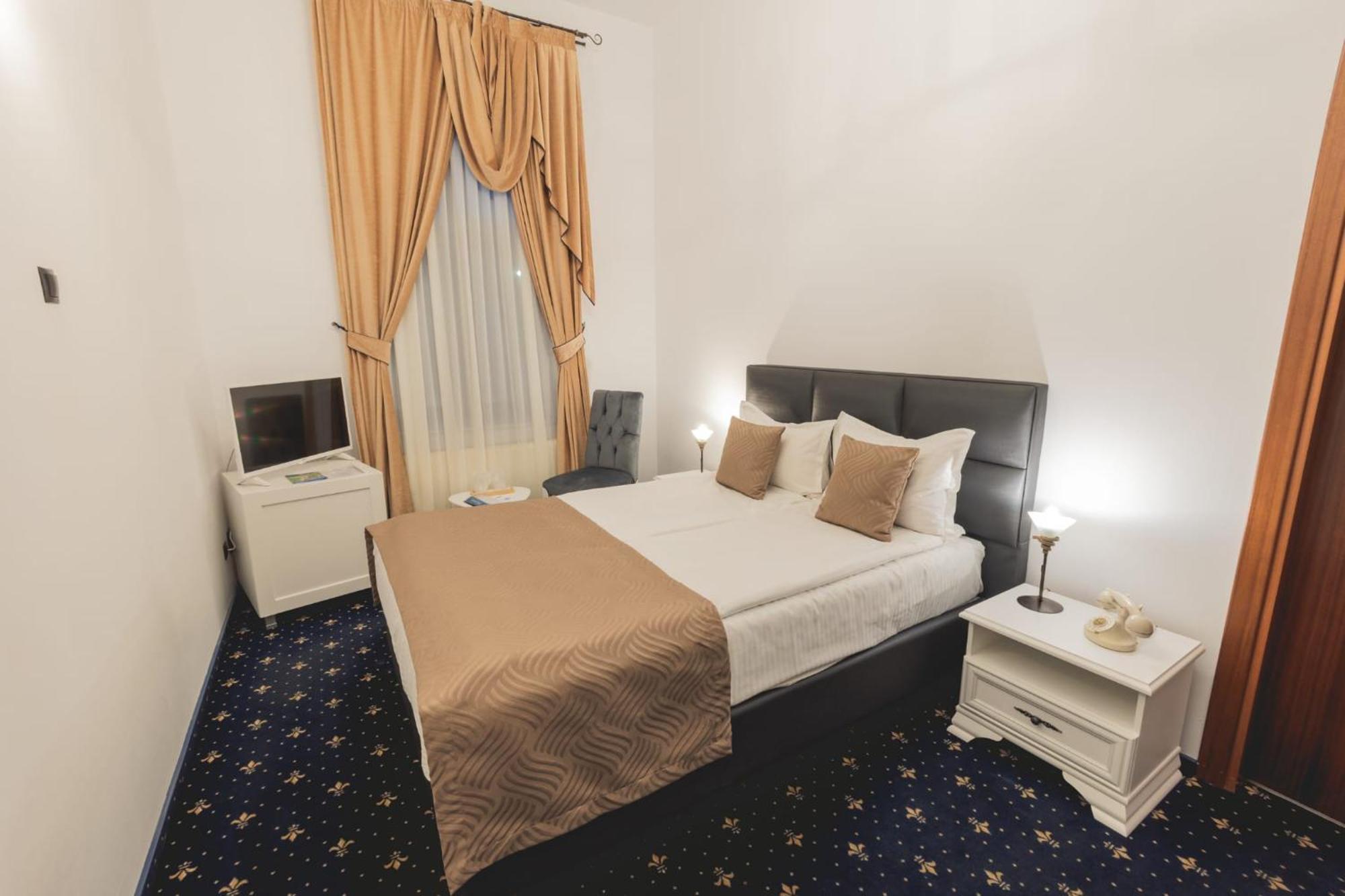 Hotel Carol - Vatra Dornei Buitenkant foto