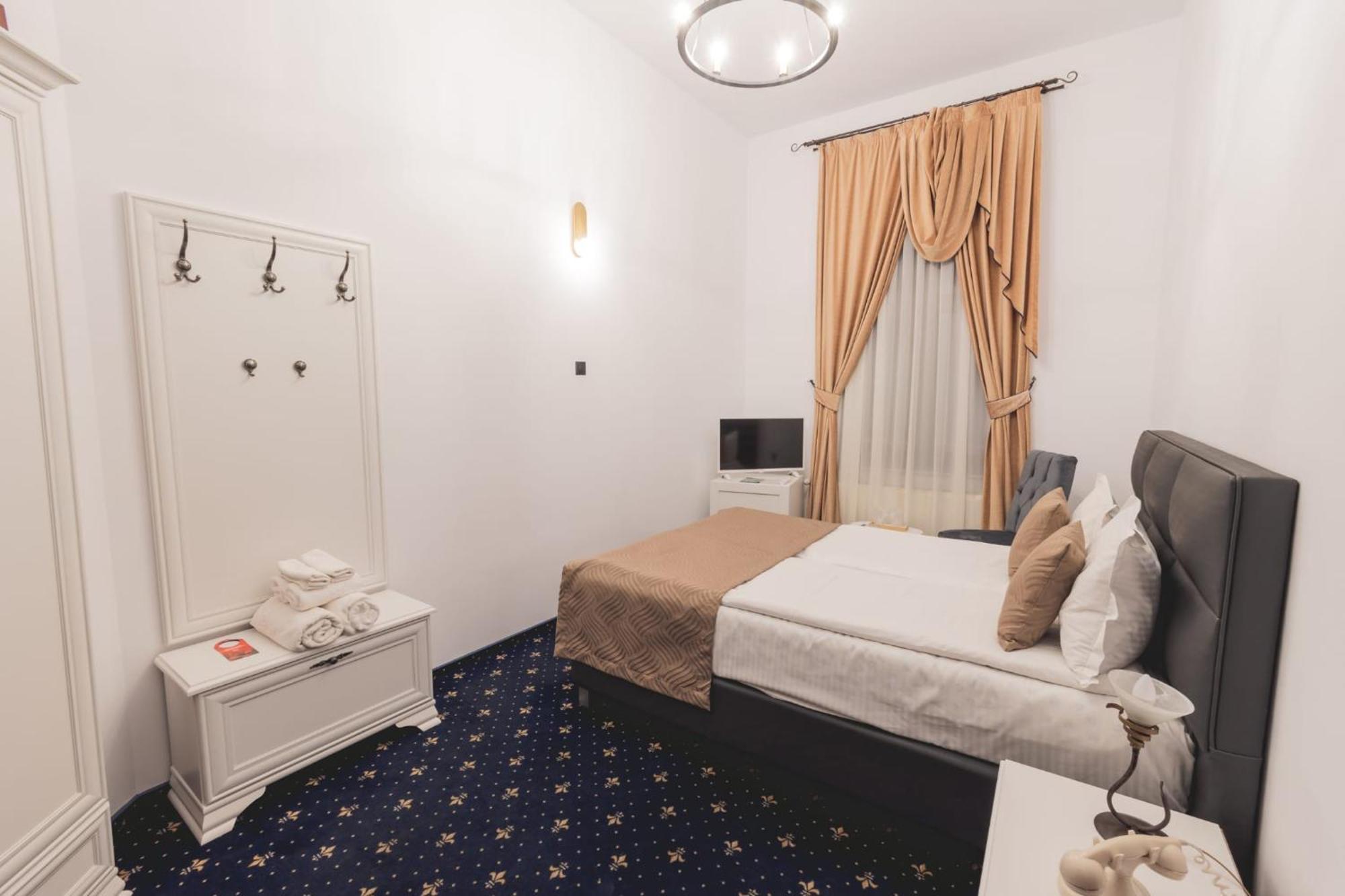 Hotel Carol - Vatra Dornei Buitenkant foto