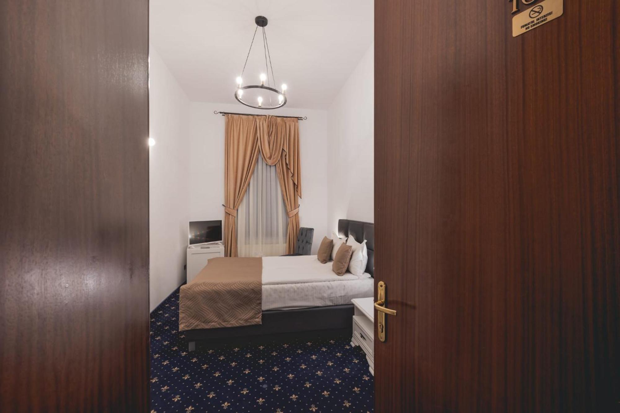 Hotel Carol - Vatra Dornei Buitenkant foto