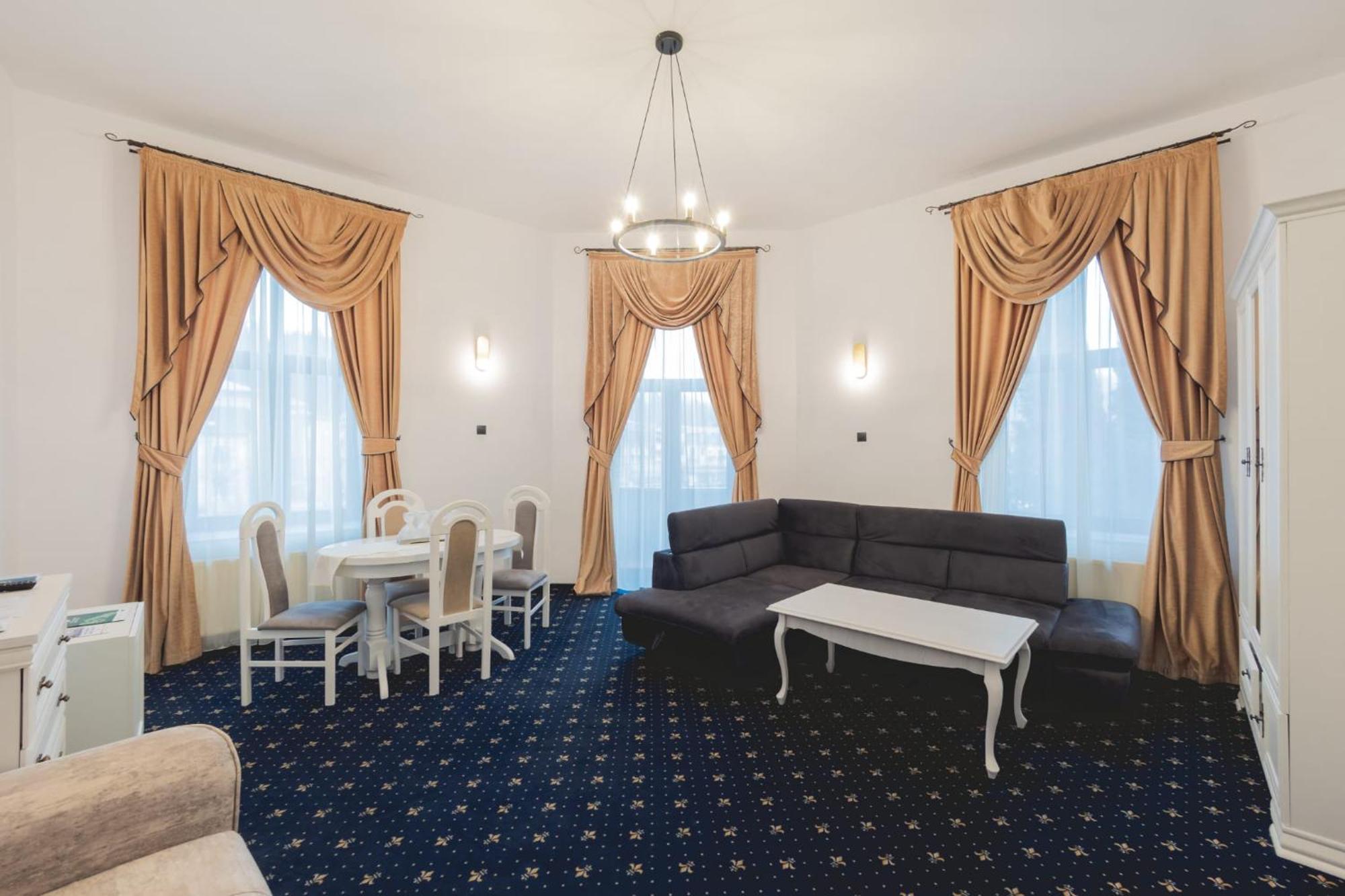Hotel Carol - Vatra Dornei Buitenkant foto