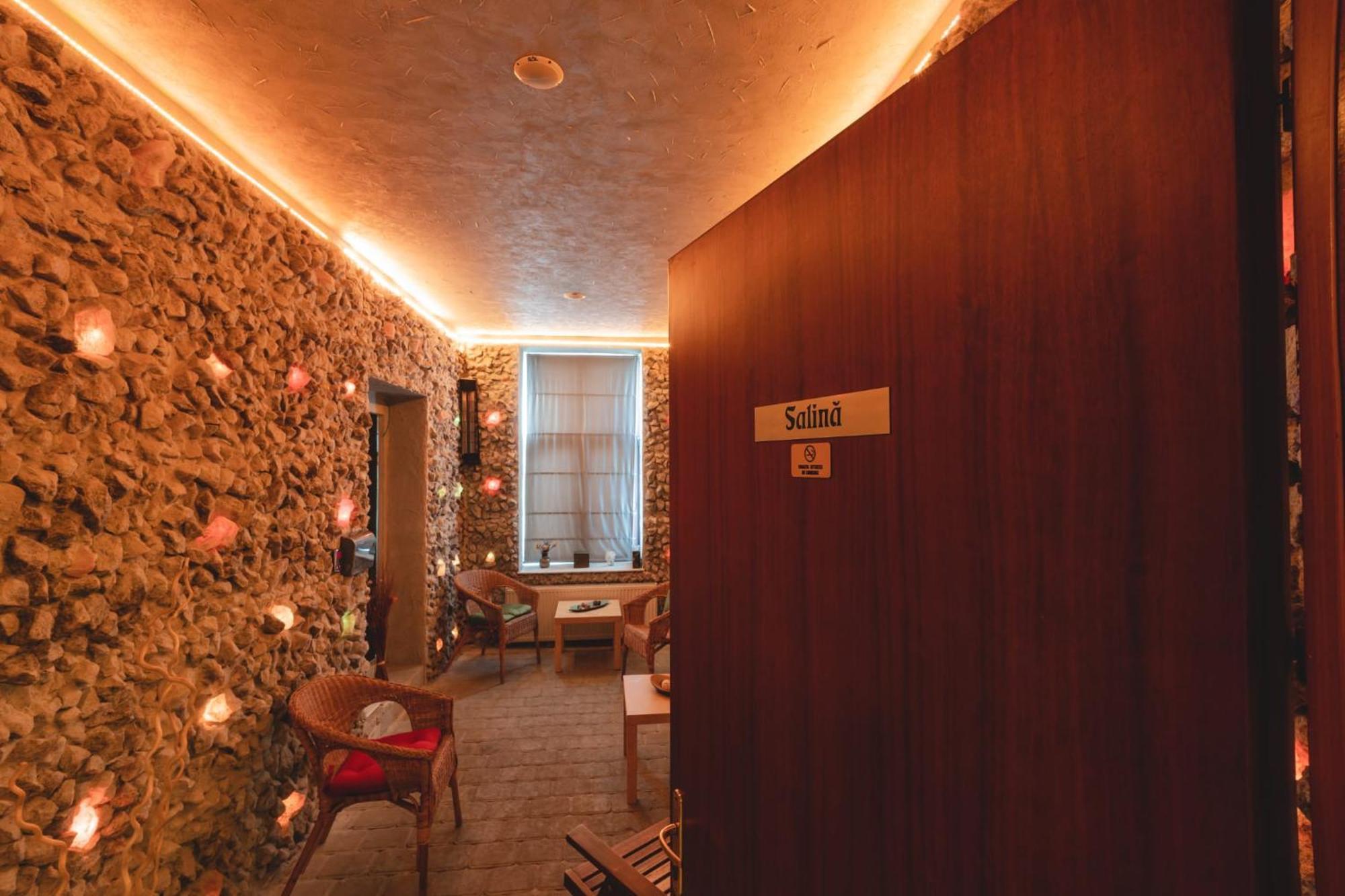Hotel Carol - Vatra Dornei Buitenkant foto